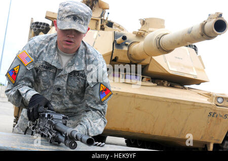 SPC. Michael Adams, Panzerschützen, C Company, 1. Bataillon, 77th Armor Regiment, 4th Brigade Combat Team, 1. US-Panzerdivision, bereitet zu zerlegen und wieder zusammenbauen, eine M240-Maschinengewehr als Bestandteil der Gunnery Fähigkeiten Wettbewerb 7 Mai während des Sullivan Cup Präzision Tank Gunnery Wettbewerbs in Fort Benning, Georgia Sullivan Cup 120507-A-ZF401-002 Stockfoto