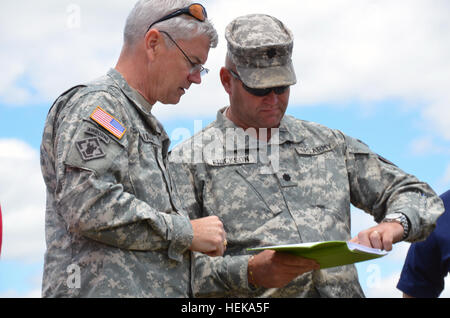 VIDALIA, Louisiana, Mississippi Valley Abteilung Kommandant Generalmajor Michael Walsh, erhält links, ein Briefing von Oberstleutnant Dirk Erickson, Louisiana Nationalgarde, am Sandsack Operationen am westlichen Ufer des Mississippi River in Vidalia, Louisiana, 16.Mai. Das Corps of Engineers und der Nationalgarde zählen zu viele Agenturen sollten arbeiten an Schulter um menschliches Leben zu schützen, während die historischen Überschwemmungen im untereren Mississippi Flusses. Das Corps bleibt wachsam durch regelmäßige Überwachung der Dämme und technische Hilfestellung für unsere Gemeinden und die Deiche weiterhin wie vorgesehen. Sandsack-op Stockfoto