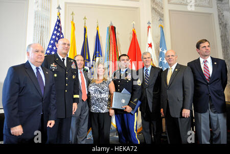 Von links, Hon. Joseph Westphal, unter Secretary Of The Army und US Army General Raymond T. Odierno, 38. Stabschef der Armee, US-Senator Tom Udall, Frau Ashley Petry, Sgt. 1. Klasse Leroy A. Petry, US-Senator Jeff Bingaman, US-Kongressabgeordnete Steve Pearce und Martin Heinrich stehen für ein Gruppenfoto während der Präsentation einer Entschließung durch New Mexico Delegation Petry Sept. 13 , 2011 auf dem Kapitol in Washington D.C. (US Armee-Foto von Staff Sgt. Teddy Wade/freigegeben) Flickr - die US-Armee - Medal Of Honor-Gruppenfoto Stockfoto