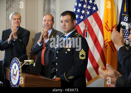 US Armee Sgt. 1. Klasse Leroy Arthur Petry erhält ein Standing Ovations von den Mitgliedern der Delegation der New Mexico präsentiert eine Entschließung zu seinen Ehren auf dem Kapitol in Washington D.C. 13. September 2011. Petry ist eine native Santa Fe, die die Congressional Medal Of Honor für seinen mutigen Taten während der Kampfhandlungen in Afghanistan im Jahr 2008 erhielt. (US Armee-Foto von Staff Sgt. Teddy Wade/freigegeben) Flickr - der US-Armee - Kongress Standing Ovations Stockfoto