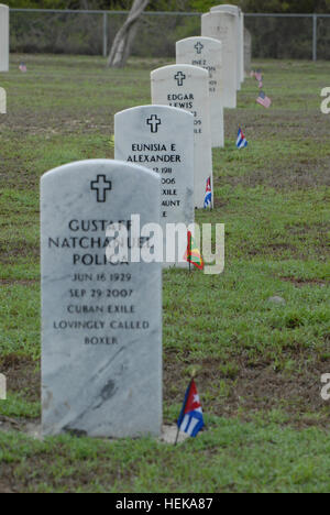 Fahnen aus verschiedenen Ländern markieren die Nationalitäten derer in Cuzco Friedhof beigesetzt. Die Fahnen wurden zu Ehren des Memorial Day von Service-Mitglieder aus Joint Task Force Guantanamo und US Naval Station Guantanamo Bay platziert. JTF Guantanamo führt sicher, humane, rechtliche und transparente Pflege und Obhut der Gefangenen, einschließlich der Militärkommission und die verurteilten bestellt freigegeben. Die JTF führt Intelligenzansammlung, Analyse und Verbreitung für den Schutz von Insassen und Personal arbeitet in JTF Guantanamo Einrichtungen und zur Unterstützung der globalen Krieg gegen den Terror. JTF Guantánamo Stockfoto