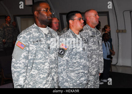 1st Sgt. William L. Gamble, eingehende First Sergeant für 193. Military Police Company, Joint Task Force Guantanamo, Army Captain Pedro E. Vazquez, Kommandant der 193. und Armee zugewiesen 1. Armee Sgt. Mark R. Provost, ausgehende First Sergeant zusammenstehen während einer Änderung der Verantwortung Zeremonie für die Einheit Senior Service-Mitglieder an Trooper Kapelle, Mai 26 eingetragen. Gamble übernahm die Verantwortung von Provost als eingetragene Führungsmitglied der 193., die bei JTF unter die 525th Military Police Battalion dient. JTF Guantanamo durchführt, sichere, humane, rechtliche und transparente Betreuung und c Stockfoto