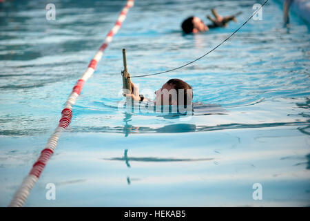 Soldaten aus dem 1. Bataillon, 18. Infanterie-Regiment, 2. beraten und unterstützen Brigade, 1st Infantry Division United States Division-Center, beteiligen sich die Bekämpfung Fähigkeiten Wassertest als Teil einer Einheit Konkurrenz am Camp Taji, Irak, 27. Mai 2011 für die Gelegenheit, Ranger-Schule zu besuchen. Der Wettbewerb umfasste einen Ruck der 12-Meilen-Marsch als auch Tests auf Waffen Aufgaben, Karte Lese und anderen taktische Fähigkeiten und wurde entwickelt, um den Kandidaten Ranger geben einen kleinen Vorgeschmack auf die körperlichen und geistigen Anforderungen der Ranger-Schule. (Foto: US-Armee Sgt. 1. Klasse Jon Soucy) Vanguard Mrd. s Stockfoto