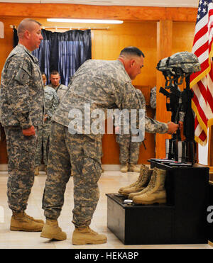 Oberst Paul T. Calvert, rechts, Kommandeur der 2. "Dagger" beraten und unterstützen Brigade, 1st Infantry Division, US-Division – Center und Command Sergeant Major Rodney R. Lewis, links, angeworben Senior Advisor des 2. AAB, 1. Inf. Div., zahlen ihren Respekt an die gefallenen Soldaten Schlacht Kreuze von Sgt. 1. Klasse Clifford Beattie und Pfc. Ramon Mora Jr. 26. Mai 2011 im Camp Liberty Irak. Beattie, 37, gebürtig in Tempe, Arizona, und Mora, 19, Covina, Kalifornien, stammende Headquarters und Headquarters Company, 1. BN, 63. Rüstung regt starb 22. Mai 2011 von Wunden erlitten, als feindliche Kräfte t angegriffen Stockfoto