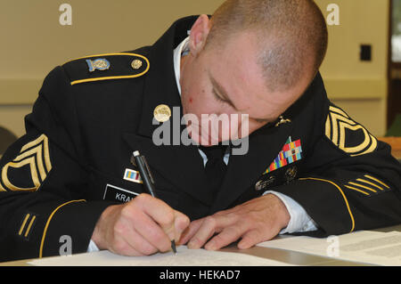 Sergeant 1. Klasse Tschad Krause, 102. Training Division schreibt eine zweiseitigen Essay erklärt, was eine Zeile, die er aus der Unteroffiziere Glaubensbekenntnis Mittel, um ihn während der 80. Training Command (TASS) 2013 besten Krieger Wettbewerb Fort Leonard Wood, Mo., 16. April 2013 ausgewählt. 102. Training Division (MS) beherbergt 80. Training Command (TASS) 2013 besten Krieger Wettbewerb 110530-A-KD890-113 Stockfoto