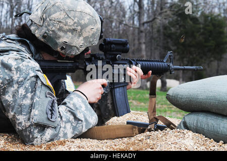 Staff Sgt Kathleen Briere, 6. Military Intelligence Bataillon 100. Training Division, feuert ihr M16A2 Gewehr während der Waffen Qualifikation Teil der 80. Training Command (TASS) 2013 besten Krieger Wettbewerb, Fort Leonard Wood Mo., 17. April 2013. 102. Training Division (MS) beherbergt 80. Training Command (TASS) 2013 besten Krieger Wettbewerb 130417-A-KD890-431 Stockfoto