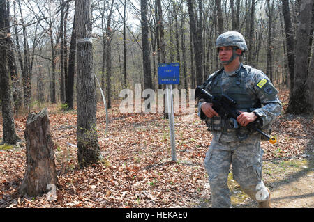 SPC. Felice Pole, 6. Military Intelligence Battalion, 100. Training Division, sein Tempo zu zählen, während das Land Navigation Teil des 80. Training Command (TASS) 2013 besten Krieger Wettbewerb, Fort Leonard Wood, Mo., 17. April 2013, Maßnahmen. 102. Training Division (MS) beherbergt 80. Training Command (TASS) 2013 besten Krieger Wettbewerb 130417-A-KD890-652 Stockfoto
