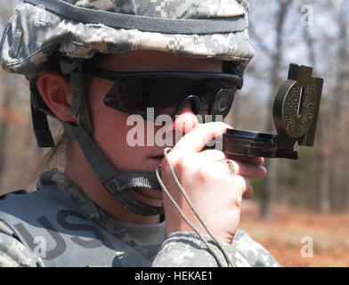 PFC. Cassie Kogle, 11-100 Military Intelligence Battalion, 100. Division schießt einen Azimut während der Land Navigation Teil des 80. Training Command (TASS) 2013 besten Krieger Wettbewerb, Fort Leonard Wood, Mo., 17. April 2013 mit einem Kompass. 102. Training Division (MS) beherbergt 80. Training Command (TASS) 2013 besten Krieger Wettbewerb 130417-A-KD890-389 Stockfoto