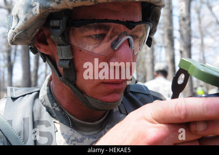US Armee Sgt. 1. Klasse Tschad Krause, der 102. Training Division, während das Land Navigation Teil der 80. Training Command (TASS) 2013 besten Krieger Wettbewerb in Fort Leonard Wood, Mo., 17. April 2013 einen Azimut mit einem Kompass schießt. (Foto: US-Armee Sgt. 1. Klasse Phillip Eugene/freigegeben) 102. Training Division (MS) beherbergt 80. Training Command (TASS) 2013 besten Krieger Wettbewerb 130417-A-KD890-515 Stockfoto