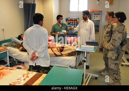 U.S. Navy Lt. Linda Eliasthomas (rechts), gebürtig aus Salem, Ohio und U.S. Navy Lt. Christine Flood (zweiter von rechts), gebürtig aus Arlington, VA., beide zugewiesenen Rolle 3 multinationale medizinischen Klinik am Kandahar Flugplatz mentor afghanische Armee Sanitäter auf Grundpflege Fähigkeiten, von Infektionskrankheiten und Krankenhaus-Trauma-Verfahren auf der Kandahar Regional Medical Hospital, 5. Juni. US Navy Mentoren afghanische Nationalarmee Mediziner 413960 Stockfoto