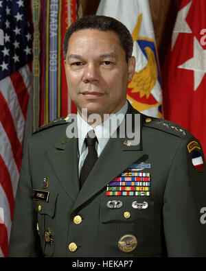 General der US-Armee Colin L. Powell war Vorsitzender der Joint Chiefs of Staff und Secretary of State, wo er militärische Führung, strategische Führung und politische Leitung für das Verteidigungsministerium und nationale Sicherheitsoperationen übernahm. Stockfoto