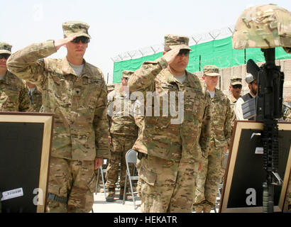 US Armee Sgt. Jonathan Enlow, Recht, Teamleiter von Tahlequah, Oklahoma, und US Army Spc. Colton Oslund, links, ein Offizier der Militärpolizei von Stillman Valley, Ill., beide mit der 164. Military Police Company 793rd Military Police Battalion, 3. Manöver Enhancement Brigade verneige mich vor dem Denkmal Stand von US Armee Sgt. Devin Snyder, auch der 164. MP-Gesellschaft, aus Cohockton, N.Y. , 11. Juni auf Forward Operating Base Mehtar Lam. Soldiers statt eine Trauerfeier für Snyder und drei weiteren Mitgliedern des Unternehmens: US Armee Sgt. Christopher Bell, St. Joseph, Michigan, USA, US-Armee Sgt. Joshua d. Stockfoto