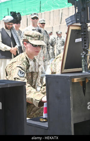 US Army 1st Lt. Riannon Blaisdell-Black, platoon Leader für 3rd Platoon von Virginia Beach, VA., 164. Military Police Company, 793rd Military Police Battalion, 3. Manöver Enhancement Brigade legt eine Karte auf dem Denkmal Stand von US Armee Sgt. Devin Snyder, ein Militär Polizist mit dem 164. MP-Unternehmen aus Cohockton, N.Y., 11. Juni auf Basis Betrieb nach vorn Maharadschahs Lam. Afghanistan. Snyder und drei weitere Soldaten aus dem 164. MP Company, US Armee Sgt. Christopher Bell, der Saint-Joseph, Michigan, USA, US-Armee Sgt. Joshua D. Powell, Tyler, Texas, und US Army Spc. Robert Voakes, J Stockfoto