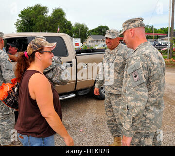 Acht Missouri Army National Guard Soldaten aus der 1/129. Feldartillerie waren Zustand Notdienst als Teil der Task Force 110 Präsenz Patrouillen in Atchison County auf Antrag der örtlichen Behörden führen bestellt.  Das Team wird geleitet von Sgt. 1. Klasse John Weiss und werden bis auf weiteres auf rund um die Uhr Patrouillen.  Präsenz-Patrouillen werden verwendet, um unterstützen Kommunen und Strafverfolgung durch Überwachung Hochwasser-Bedingungen und halten wacht am Eigentum der Personen, die im Vorfeld mögliche Überschwemmungen evakuiert sind.   Der Missouri National Guard wird weiterhin die Bürger unterstützen Stockfoto