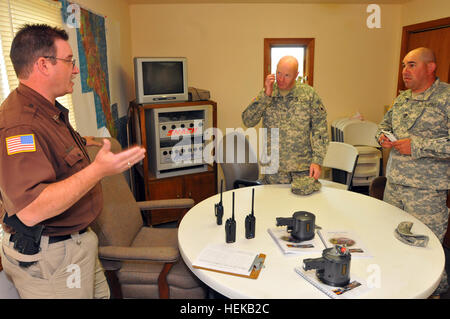 Acht Missouri Army National Guard Soldaten aus der 1/129. Feldartillerie waren Zustand Notdienst als Teil der Task Force 110 Präsenz Patrouillen in Atchison County auf Antrag der örtlichen Behörden führen bestellt.  Das Team wird geleitet von Sgt. 1. Klasse John Weiss und werden bis auf weiteres auf rund um die Uhr Patrouillen.  Präsenz-Patrouillen werden verwendet, um unterstützen Kommunen und Strafverfolgung durch Überwachung Hochwasser-Bedingungen und halten wacht am Eigentum der Personen, die im Vorfeld mögliche Überschwemmungen evakuiert sind.   Der Missouri National Guard wird weiterhin die Bürger unterstützen Stockfoto