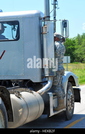 Acht Missouri Army National Guard Soldaten aus der 1/129. Feldartillerie waren Zustand Notdienst als Teil der Task Force 110 Präsenz Patrouillen in Atchison County auf Antrag der örtlichen Behörden führen bestellt.  Das Team wird geleitet von Sgt. 1. Klasse John Weiss und werden bis auf weiteres auf rund um die Uhr Patrouillen.  Präsenz-Patrouillen werden verwendet, um unterstützen Kommunen und Strafverfolgung durch Überwachung Hochwasser-Bedingungen und halten wacht am Eigentum der Personen, die im Vorfeld mögliche Überschwemmungen evakuiert sind.   Der Missouri National Guard wird weiterhin die Bürger unterstützen Stockfoto