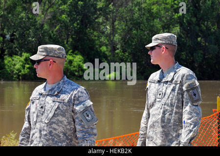 Acht Missouri Army National Guard Soldaten aus der 1/129. Feldartillerie waren Zustand Notdienst als Teil der Task Force 110 Präsenz Patrouillen in Atchison County auf Antrag der örtlichen Behörden führen bestellt.  Das Team wird geleitet von Sgt. 1. Klasse John Weiss und werden bis auf weiteres auf rund um die Uhr Patrouillen.  Präsenz-Patrouillen werden verwendet, um unterstützen Kommunen und Strafverfolgung durch Überwachung Hochwasser-Bedingungen und halten wacht am Eigentum der Personen, die im Vorfeld mögliche Überschwemmungen evakuiert sind.   Der Missouri National Guard wird weiterhin die Bürger unterstützen Stockfoto