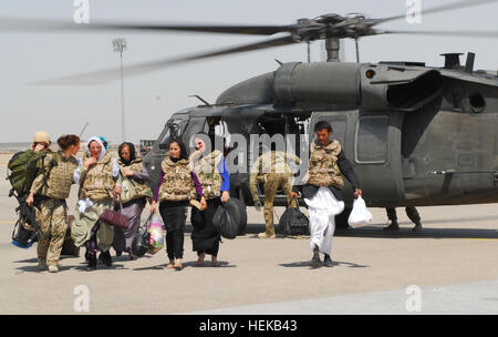 Afghanische Frauen, die Teilnahme an einem weiblichen Sicherheit Shura International Security Assistance Force Regional Befehl North im Hauptquartier zusammen mit Mitgliedern des RC North weibliche Engagement Team fahren einen UH-60A Black Hawk-Hubschrauber von Task Force Lobos, 1. Luft-Kavallerie-Brigade, 1. Kavallerie-Division Juni 21. Zwei Besatzungen von TF Lobos transportiert die Teilnehmer und Mitglieder des FET aus anderen Koalition Basen im Norden Afghanistans. Dies war die erste Shura gehostet auf Regional Command-Ebene auf die afghanischen Frauen konzentrieren. (Foto: US-Armee Sgt. Richard Wrigley) RC North weiblichen Sicherheit Shura 419732 Stockfoto