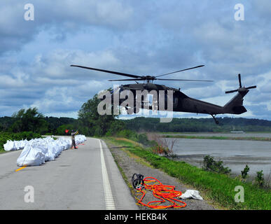 Die Missouri National Guard Asssited Atchison County Behörden mit Personal und ein UH-60 Blackhawk Hubschrauber reparieren Levée L550 in der Nähe von Phelps Stadt, wie der Kampf gegen die Flut geht weiter.  Die Blackhawk wurde verwendet, um über 145 Sandsäcke mit einem Gewicht von zweitausend Pfund auf Bereiche von den Deich beschädigt durch Überflutung in den letzten Tagen bewegen.  Der Damm wird mit der Erwartung, dass es einen vollständigen Bruch verhindert das würde dazu führen, dass mehr schweren Überschwemmungen und Staatsstraße 136 in der Nähe schließen würde repariert. In diesem Foto, Sgt. Arron MacDill Crewchief, C Co 1/106. Avn Rgmt Guides im Piloten Stockfoto