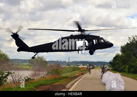 Die Missouri National Guard Asssited Atchison County Behörden mit Personal und ein UH-60 Blackhawk Hubschrauber reparieren Levée L550 in der Nähe von Phelps Stadt, wie der Kampf gegen die Flut geht weiter.  Die Blackhawk wurde verwendet, um über 145 Sandsäcke mit einem Gewicht von zweitausend Pfund auf Bereiche von den Deich beschädigt durch Überflutung in den letzten Tagen bewegen.  Der Damm wird mit der Erwartung, dass es einen vollständigen Bruch verhindert das würde dazu führen, dass mehr schweren Überschwemmungen und Staatsstraße 136 in der Nähe schließen würde repariert.  Auf diesem Foto, einem Blackhawk-Hubschrauber geflogen von Piloten Cpt. Adam Freeman, C Co, 1/106 Stockfoto