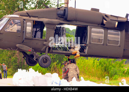 Die Missouri National Guard Asssited Atchison County Behörden mit Personal und ein UH-60 Blackhawk Hubschrauber reparieren Levée L550 in der Nähe von Phelps Stadt, wie der Kampf gegen die Flut geht weiter.  Die Blackhawk wurde verwendet, um über 145 Sandsäcke mit einem Gewicht von zweitausend Pfund auf Bereiche von den Deich beschädigt durch Überflutung in den letzten Tagen bewegen.  Der Damm wird mit der Erwartung, dass es einen vollständigen Bruch verhindert das würde dazu führen, dass mehr schweren Überschwemmungen und Staatsstraße 136 in der Nähe schließen würde repariert. Auf diesem Foto, Spc. Shane Anderson, HHB, Haken 1/129. Feldartillerie ein Kran Seil Stockfoto