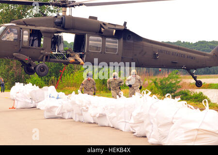 Die Missouri National Guard Asssited Atchison County Behörden mit Personal und ein UH-60 Blackhawk Hubschrauber reparieren Levée L550 in der Nähe von Phelps Stadt, wie der Kampf gegen die Flut geht weiter.  Die Blackhawk wurde verwendet, um über 145 Sandsäcke mit einem Gewicht von zweitausend Pfund auf Bereiche von den Deich beschädigt durch Überflutung in den letzten Tagen bewegen.  Der Damm wird mit der Erwartung, dass es einen vollständigen Bruch verhindert das würde dazu führen, dass mehr schweren Überschwemmungen und Staatsstraße 136 in der Nähe schließen würde repariert. Auf diesem Foto, Sgt. Arron MacDill, C Co, 1/106. Avn Rgmt, Sgt. Joshua Graham, A Batte Stockfoto