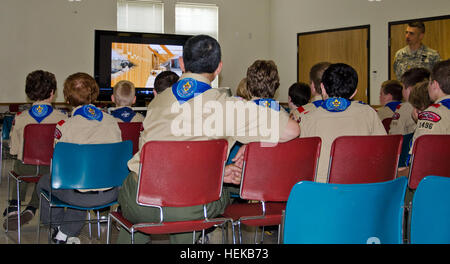 Boy Uhren Scouts of America Truppe 1496 ein Bereitstellung-Video aus dem 864th Pionier-Bataillon den letzten Einsatz in den Irak. Die Scouts kam zu erfahren Sie mehr über verschiedene Berufe in der Armee und sehen, was für eine Ausrüstung die Armee verwendet. Joint Base Lewis-McChord öffnet seine Tore für Scout Ehre 424405 Stockfoto