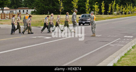 Junge marschiert Pfadfinder von Amerika Truppe 1496 mit einige der Soldaten aus dem 864th Pionier-Bataillon, die Fahrbereitschaft für einige Hände auf Erfahrung mit einigen der Armee-Ingenieur-Ausrüstung. Die Scouts kam zu erfahren Sie mehr über verschiedene Berufe in der Armee und sehen, was für eine Ausrüstung die Armee verwendet. Joint Base Lewis-McChord öffnet seine Tore für Scout Ehre 424406 Stockfoto