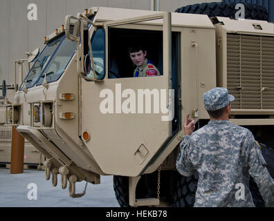 Junge nimmt Pfadfinder von Amerika Truppe 1496 sich den Betrieb der Hydraulics ein M1075 palettiert Load System während eines Soldaten aus dem 864th Ingenieur-Bataillon Boden führt und weist die Scouts 24 Juni. Die Scouts kam zu erfahren Sie mehr über verschiedene Berufe in der Armee und sehen, was für eine Ausrüstung die Armee verwendet. Joint Base Lewis-McChord öffnet seine Tore für Scout Ehre 424410 Stockfoto