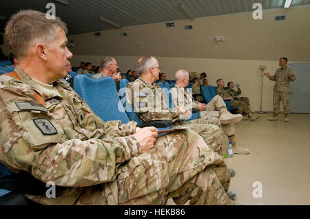 (Von links nach rechts) US Army Lieutenant Colonel B. Kirk Phillips, berät Verhaltensgesundheit für United States Forces – Afghanistan; U.S. Navy Captain Michael D. McCarten, Kommandierender Offizier der NATO Rolle 3, multinationale Medical Unit; Rear Admiral David J. Smith, Leiter der International Security Assistance Force, Combined Joint Medical Branch, hören Sie einen kurzen während der konstituierenden Behavioral Health und Gehirnerschütterung Care Gipfeltreffen am Kandahar Flugplatz, Afghanistan, Juni 25. Militärärzte bahnbrechende Ergebnisse bei geistiger Gesundheit und Gehirn Verletzungen Behandlung 420857 teilen Stockfoto