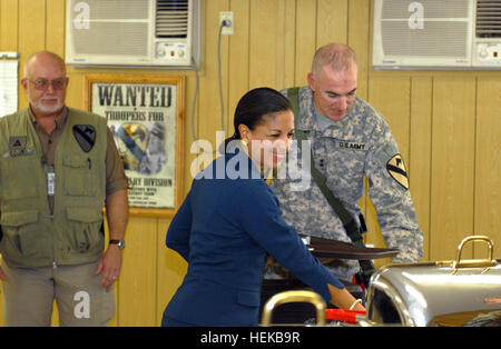 Begleitet von der Multi-National Division - braucht Bagdad Kommandeur, Generalmajor Daniel Bolger (rechts), US-Botschafter bei den Vereinten Nationen Susan Rice (Mitte), Zeit, um mit Soldaten der Multi-National Division-Bagdad in der Pegasus zu Mittag essen Anlage auf Camp Liberty, Okt. 24. UN-Botschafterin Rice besucht MND-B Truppen 217154 Stockfoto