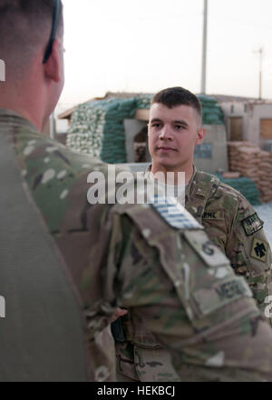 SPC Josh J. Arien aus Kanton, Oklahoma, der Firma B, 1. Bataillon, Kumpel 179. Infanterie-Regiment, 45. Infantry Brigade Combat Team, Gespräche zu anderen Kampf bevor Sie sich auf einer Mission 2 Juli. 45. IBCT hat Befehl mehrere Provinzen in Afghanistan übernommen. Oklahoma-Gardist erlebt ersten Einsatz nach Afghanistan 477231 Stockfoto