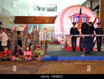 Army Chief Warrant Officer 2 Mark C. Kopf, rechts, führt die Eröffnungsfeier der MLB All-Star FanFest, zusammen mit einem vierköpfigen Ehren Garde aus Arizona National Guard im Convention Center in Phoenix, Juli 8. Auf der linken Seite, sind Soldat innen Rendern Ehrungen Navy Petty Officer 1st Class Doreen D. Hamilton, Army Chief Warrant Officer 3 Duane S. Jameson Army Captain Brian T. Dudley, Air Force Master Sgt. Jaime L. Acevedo und Armee Sgt. Kimberly A. Hesterman. Militär erkannt bei MLB All-Star festen 110708-A-GT565-046 Stockfoto