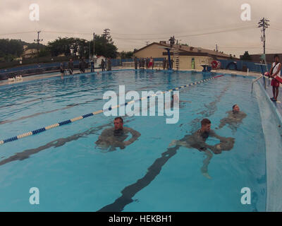 US-Soldaten zugewiesen, Hauptsitz und zentrale Batterie, 210. Fires Brigade, 2. US-Infanteriedivision, entfernen Sie ihre Uniformen im Wasser aufblasen und Auftrieb im Wasser überleben Kampftraining am Hanson Pool Camp Casey, Südkorea, 12. Juli 2013 zu erhöhen. Das Gerät trainiert seine Soldaten für alle möglichen Situationen vorbereitet werden, der Republik Korea von jeglicher Bedrohung zu verteidigen.  (US Armee-Foto von Han-byeol/Released) Bekämpfung von Wasser Überlebenstraining 130712-A-WG463-109 Stockfoto