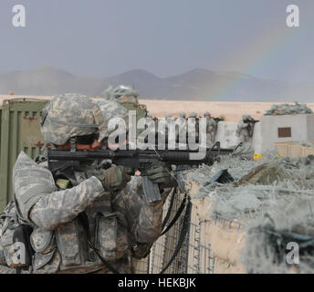 Soldaten aus der 107. Military Police Company, New York Army National Guard darauf vorbereiten, "die Basis am McGregor Range, N.M., 11 Juli verteidigen". Die Soldaten bereiten sich auf Guantanamo Bay, Kuba, trainiert von 3 Mrd., 362nd Rüstung regt, "Hengst", 5. gepanzerte Brigade bereitstellen. Runden isst 110711-A-AM761-068 Stockfoto