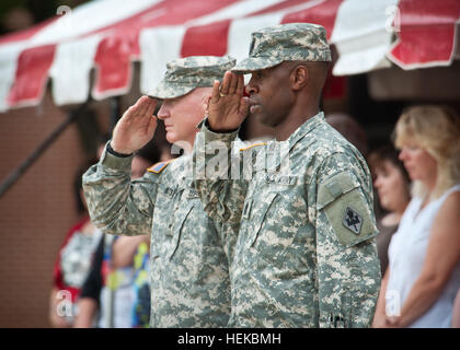 Machen Sie Major General Bryan Watson, U.S. Army Engineer School Kommandant und Command Sergeant Major Terrence Murphy, USAES Regiments-Befehl Sergeant-Major, einen militärischen Gruß während der Überprüfung und Abschiedszeremonie für Watson am 14. Juli in Fort Leonard Wood statt. Watson, der seit März 2009 in Fort Leonard Wood gedient hat, übernimmt die Aufgaben des Direktors, j-7, engineering, US-Kräfte-Afghanistan. Beitrag Zeremonie feiert Erbe der US Army Engineer School, Fort Leonard Wood 110714-A-WN220-041 Stockfoto