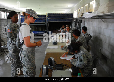 Soldaten der Florida National Guard der 806. Militärpolizei führen während des jährlichen Trainings in Camp Blanding die Bearbeitung von Gefangenen in einer Scheininternierungseinrichtung durch. Stockfoto