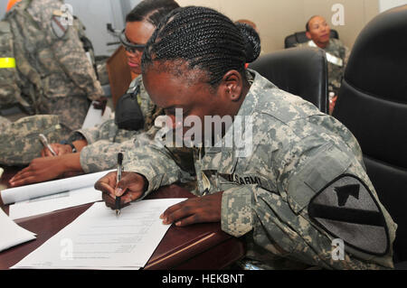 Master Sgt. Julia Henry, ein Miami native und Operationen Unteroffizier verantwortlich, 15. Brigade Support Battalion, 2. beraten und unterstützen Brigade, 1. Kavallerie-Division, nimmt einen Test auf Kavallerie Geschichte vor dem Einschiffen auf einem Sporn Fahrt Testlauf am Joint Base Balad, Irak, 14 Juli. Einheit Führern durchgeführt, das Ereignis, um den Kurs für Soldaten, die auf der Suche nach Silber verdienen vorbereiten Kavallerie Sporen. (Foto: US-Armee Sgt. Justin Naylor) %%% E2 %%% 80 %%% 98Black Jack %%% E2 %%% 80 %%% 99 Soldaten weiterhin Ansporn Erbe 000000-A - 003 Stockfoto