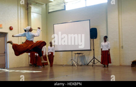 Für die 311. Expeditionary Sustainment Command (hinten), Tänzer unter Beachtung des Black History Month in West Los Angeles, Kalifornien 10. Februar 2013 von Lula Washington Dance Theater. Black History Beachtung durch den Tanz 130210-A-GT718-001 Stockfoto