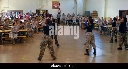 Für die 311. Expeditionary Sustainment Command (hinten), Tänzer unter Beachtung des Black History Month in West Los Angeles, Kalifornien 10. Februar 2013 von Lula Washington Dance Theater. Black History Beachtung durch den Tanz 130210-A-GT718-010 Stockfoto