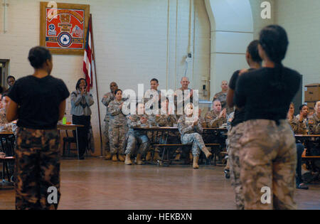 Soldaten aus dem 311. Expeditionary Sustainment Command (hinten), Tänzerinnen und Tänzer aus der Lula Washington Dance Theater begrüßen, für unter Beachtung des Black History Month in West Los Angeles, Kalifornien 10. Februar 2013 durchführen. Black History Beachtung durch den Tanz 130210-A-GT718-011 Stockfoto