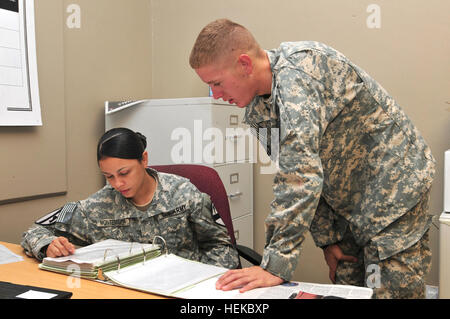 Sgt. Elianna Montemayor (links), ein La Porte, Texas, native und Ausbildung Raum Unteroffizier, und Frank Spc. Warner, ein Radfahrzeug Mechaniker aus Tampa, Florida, beide mit Unternehmen B, 15. Brigade Support Battalion, 2. beraten und unterstützen Brigade, 1. Kavallerie-Division, lesen Sie durch neue Promotionsordnung an Joint Base Balad, Irak, 23. Juli 2011. Beide Soldaten sind Gewinner des vierteljährlichen NCO oder Soldat-Wettbewerbe, und beide sagten, dass es wichtig ist, auf aktuellen militärischen Vorschriften auf dem Laufenden. (Foto von Sgt. Justin Naylor) Soldaten bieten Board Erfolgstipps 435400 Stockfoto