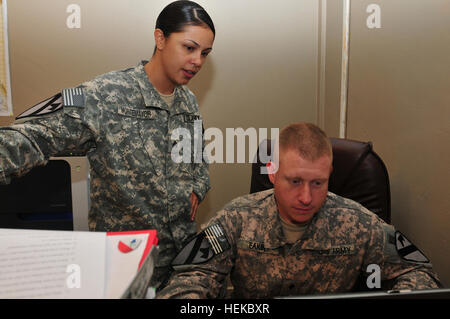 Sgt. Elianna Montemayor (links), La Porte, Texas, Native und ein Training Raum Unteroffizier mit Bravo Company, 15. Brigade Support Battalion, 2. beraten und unterstützen Brigade, 1. Kavallerie-Division, US-Division-North, prüft auf ihre Soldaten, Spc. Patrick Eakin, Winfield, Kansas, Native und einen geordneten Raum Kaufmann/-Frau mit Bravo Company, am Joint Base Balad, Irak, 23.Juli. Montemayor, sagt die Erfahrung, die sie studieren für die Soldaten/Non-commissioned Officer des Monats und Quartal Wettbewerbe hilft ihr besser ihre Soldaten führen. Soldaten bieten Board Erfolgstipps 438243 Stockfoto