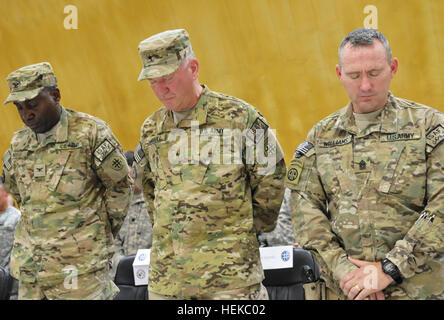 (V.l.) US Armee Oberst Rufus Woods, Major General Les Carroll und Command Sergeant Major Travis Williams beugen den Kopf während der Segnung an die gemeinsame Sustainment Command-Afghanistan-Übertragung der Behörde Zeremonie, 25 Juli, am Kandahar Flugplatz, Afghanistan. Die 4. Expeditionary Sustainment Command Verantwortung der JSC-A von der 184. Expeditionary Sustainment Command. 184. ESC ist eine Mississippi Army National Guard-Einheit mit Sitz in Laurel, Miss. Das Gerät bereitgestellt wurde, zu Afghanistan ist die Unterstützung der Operation Enduring Freedom seit Anfang Oktober. Mississippi-Armee-National Stockfoto