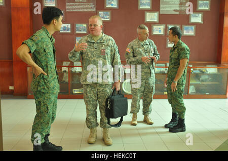 Singapore Armed Forces 3. Division Commander Major General Perry Lim und Prinzip Staff Officer Sr. Oberstleutnant Uei Lim Seet mit Oregon Army National 82. Brigade Kommandeur Oberst Todd Plimpton und eingehende 82. hinten Operations Center Kommandant Oberstleutnant William Prendergast in Singapur, Juli 25 schützen treffen. Die Oregon-Führer reiste nach Singapur während der Übung Tiger Balm in der Soldaten aus Oregon, Washington und Hawaii eine simulierte Kriegsspiel-Szenario mit Schwerpunkt auf Schlachtfeld Operationen durchzuführen. Singapur, Befehlshaber der Nationalgarde in Singapur 436918 treffen Stockfoto