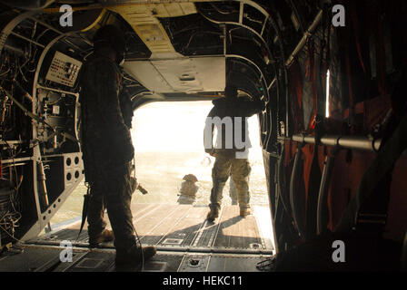 US Army Taucher der 569th Ingenieur Dive Ablösung, befindet sich in Fort Eustis, Virginia, springen in den Arkansas River aus einer CH-47 Chinook-Hubschrauber während des Helocast Trainings während River Assault 2011 in Fort Chaffee, Arkansas, Juli 26. Helocasting ist eine Methode für das Einfügen von kleinen Einheiten und deren Ausstattung mit dem Hubschrauber auf dem Wasser. Fluss-Angriff gipfelte mit dem Bau einer schwimmenden verbesserte Menüband-Brücke über den Arkansas River. Angriff der Flussbrücke überqueren 110726-A-XG955-017 Stockfoto