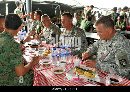 Generalmajor William G. Beard, der stellvertretender Kommandierender general, US Army Reserve-Pacific, besucht Bürger-Soldaten und Bürger-Flieger aus Oregon, Hawaii und Washington in Singapur am 26 Juli. Die Soldatinnen und Soldaten wurden in Singapur Durchführung eines gemeinsamen bilateralen Trainings Tiger Balm mit der 24. Infanterie-Brigade von Singapur, Singapore Armed Forces genannt. Tiger Balm ist eine Stabsrahmenübung so konzipiert, dass die Armeen mit jeweils anderen Techniken, Taktiken und Verfahren vertraut zu machen sowie die kulturelle Beziehungen zu fördern. Von links nach rechts: Oregon Army National Guard 82. hinten Betriebs- Stockfoto