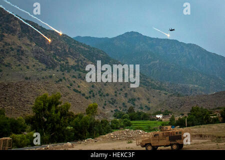 Provinz KUNAR, Afghanistan – einem Kampfjet f-15 Eagle schreit niedrig über den Boden des Pech River Valley im Osten Afghanistans Provinz Kunar für eine Demonstration der Stärke gleich nach einem Feuergefecht mit Aufständischen und Truppen von Unternehmen D, 2. Bataillon, 35. Infanterie-Regiment, Task Force Kakteen, 3rd Brigade Combat Team, 25. Infanterie-Division, Task Force Bronco, Juli 28. Die Truppen eng zusammengearbeitet, um die Gegend mit ihren Afghanischen Nationalpolizei Partnern intensive Kämpfe Bedingungen zu sichern. (Foto von US Armee Sgt. 1. Klasse Mark Burrell, 210. MPAD) ISAF, ANSF wiederherzustellen Fußabdruck im Pech Val Stockfoto