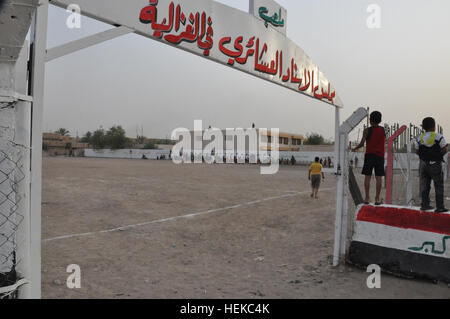 In Ghazaliyah, Irak, wird ein neues Fußballfeld mit dem Namen Reconciled Tribes of Al Ghazaliyah eröffnet. Das Projekt, das von Einheiten der US-Armee unterstützt wird, zielt darauf ab, die Einheit der Gemeinschaft zu fördern und die lokale Freizeitinfrastruktur am 29. Juli zu verbessern. Stockfoto