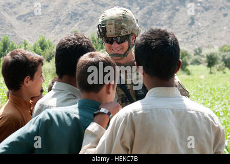 Provinz KUNAR, Afghanistan Ð US Armee Capt Jeffrey Kretlow, von Mackinaw, Ill., ein Auftraggeber-Offizier mit der Illinois National GuardÕs 1-14. Agribusiness Militärmannschaft, unterhält eine Gruppe von Kindern während eines Besuchs in einer Demonstration Farm betrieben durch die United States Agency for International Development hier Aug. 2. 1-14. ADT besuchte die Farm Management-Praktiken, zu beurteilen, die bei anderen Vorführbetriebe repliziert werden konnten. (Foto: U.S. Army Staff Sgt James McDonnough, 1-14. Illinois Agribusiness Entwicklung Team Public Affairs) 1-14. Illinois ADT konzentrierte sich auf Kunar Mission 1108 Stockfoto